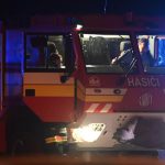 Kamion sa prevratil a skoncil mimo cesty