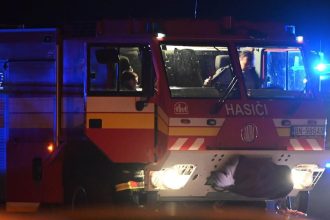 Kamion sa prevratil a skoncil mimo cesty