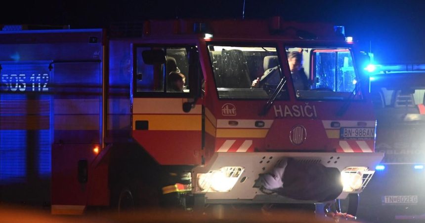 Kamion sa prevratil a skoncil mimo cesty