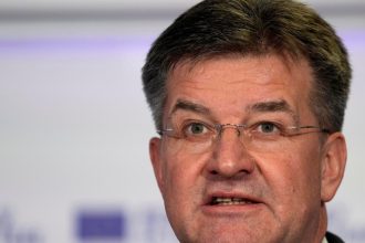 Lajcak bol s Epsteinom blizsi ako pripusta Fico vaha a Danko nanho tlaci