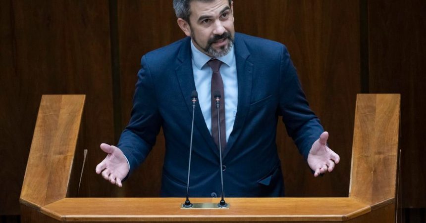 Opozicia podava viacere trestne oznamenia k dotaciam uradu Kmeca