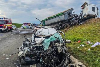 Pred Mokrancami sa zrazili osobne a nakladne auto Na miesto letel zachranarsky vrtulnik