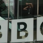 Predseda rady BBC chce bojovat proti Trumpovej zalobe