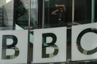 Predseda rady BBC chce bojovat proti Trumpovej zalobe