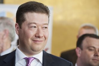 Predsedom ceskej Poslaneckej snemovne je Tomio Okamura