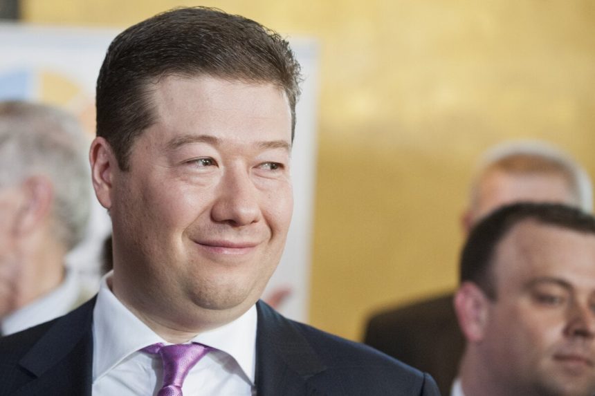 Predsedom ceskej Poslaneckej snemovne je Tomio Okamura