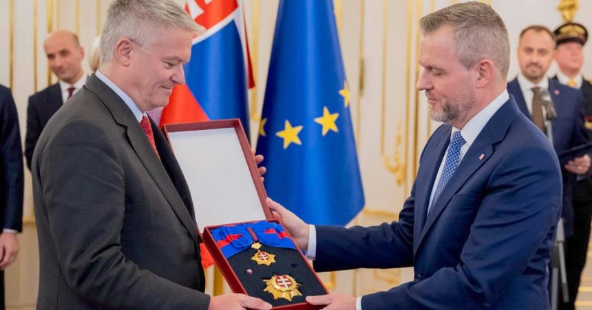 Prezident udelil statne vyznamenanie generalnemu tajomnikovi OECD