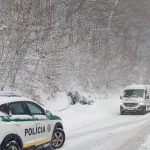 Skrizene kamiony zablokovali cestu na Fackov Policia varuje pred hustym snezenim