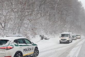 Skrizene kamiony zablokovali cestu na Fackov Policia varuje pred hustym snezenim