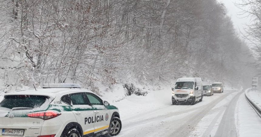 Skrizene kamiony zablokovali cestu na Fackov Policia varuje pred hustym snezenim