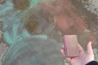 Studenti katolickej univerzity museli zmyt napis