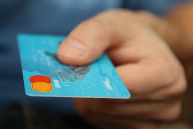 Vo vlaku nasli penazenku s kartou skoncili na sude