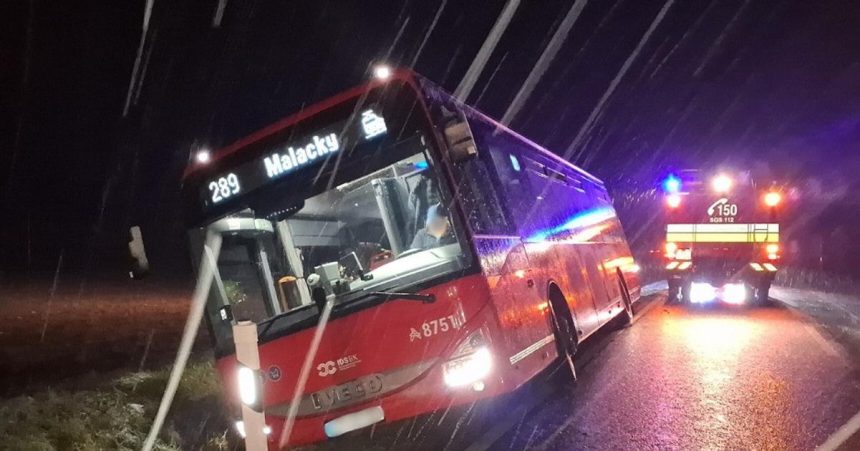 Z havarovaneho autobusu sa nedokazali dostat von