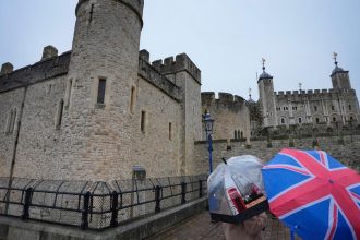 Aktivisti hodili kolac do vitriny s korunovacnymi klenotmi