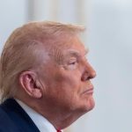Biely dom spojil naplasti na Trumpovej ruke so podavanim ruk