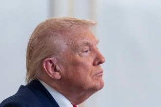 Biely dom spojil naplasti na Trumpovej ruke so podavanim ruk