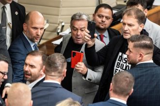 Den ked sa v parlamente otvorili brany pekla