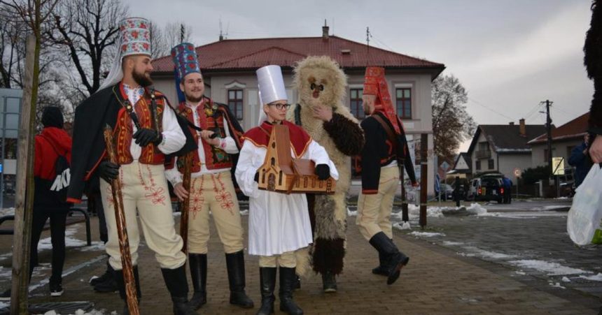 Detva Po roku budu pod Polanou opat kolednici