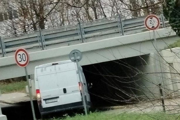 Dodavka opat uviazla pod rychlostnou cestou v Nitre