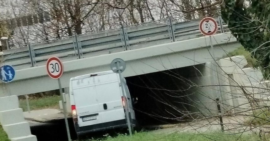 Dodavka opat uviazla pod rychlostnou cestou v Nitre