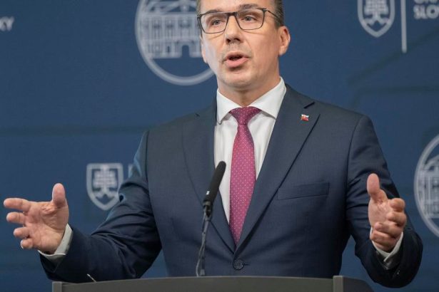 E Tomas Praca namiesto davok umiestnila 860 ludi