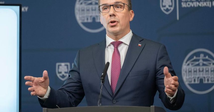 E Tomas Praca namiesto davok umiestnila 860 ludi