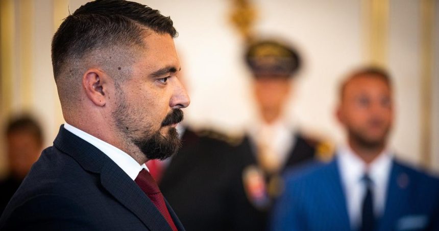 Gaspar ohrozuje bezpecnost Slovenska musi odist