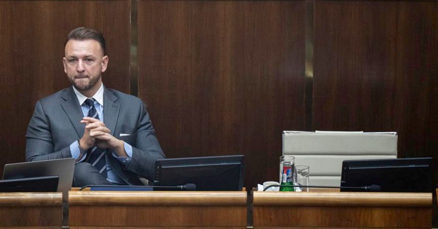 Hanba na viacere sposoby Koalicia zasiahla proti oznamovatelom korupcie v den boja proti korupcii