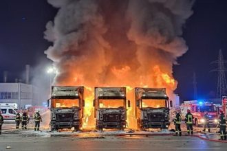 Hasici zasahuju pri poziari troch nakladnych vozidiel v Michalovciach