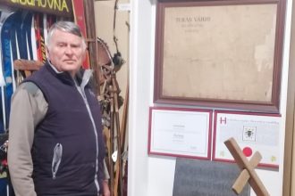 Ludom ukazuje svoje stare mamy aj obraz pribuzneho