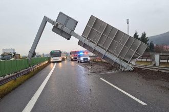 Na R1 sa po naraze kamiona zrutila tazka konstrukcia
