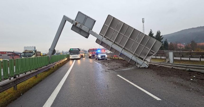 Na R1 sa po naraze kamiona zrutila tazka konstrukcia