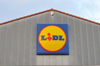 Nemecki farmari protestovali pred sidlom Lidl proti cenam masla