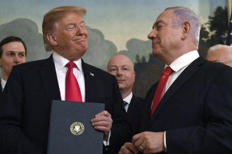 Netanjahu sa v pondelok na Floride stretne s Trumpom