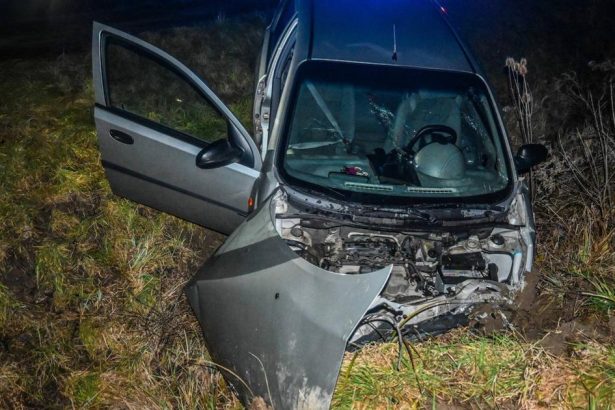 Po nehode pri Trebisove auto skoncilo v priekope traja sa zranili