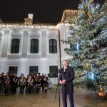 Prezident rozsvietil vianocny stromcek pred sidlom