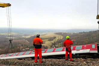 Pri Jablonove nad Turnou odstranili casti zrazenych vlakov