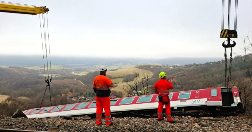 Pri Jablonove nad Turnou odstranili casti zrazenych vlakov