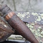 Pri moste pomocou magnetu narazil na minu pyrotechnik zasahoval