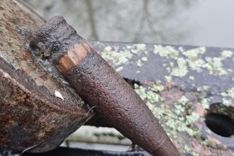 Pri moste pomocou magnetu narazil na minu pyrotechnik zasahoval