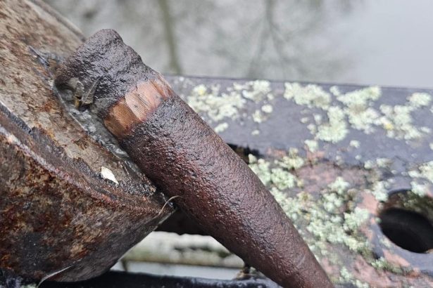 Pri moste pomocou magnetu narazil na minu pyrotechnik zasahoval