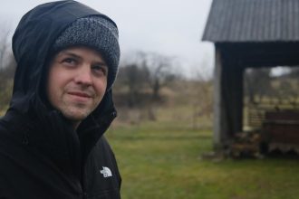 Reziser filmu o obci ktora ustupila nadrzi