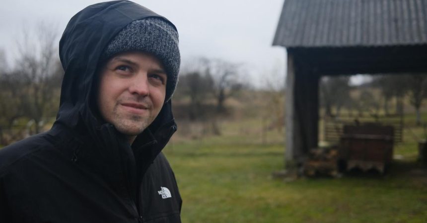 Reziser filmu o obci ktora ustupila nadrzi