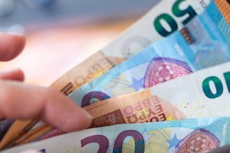 SOCIALNE Vyplacanie trinasteho dochodku zacalo pre 1 5 miliona seniorov