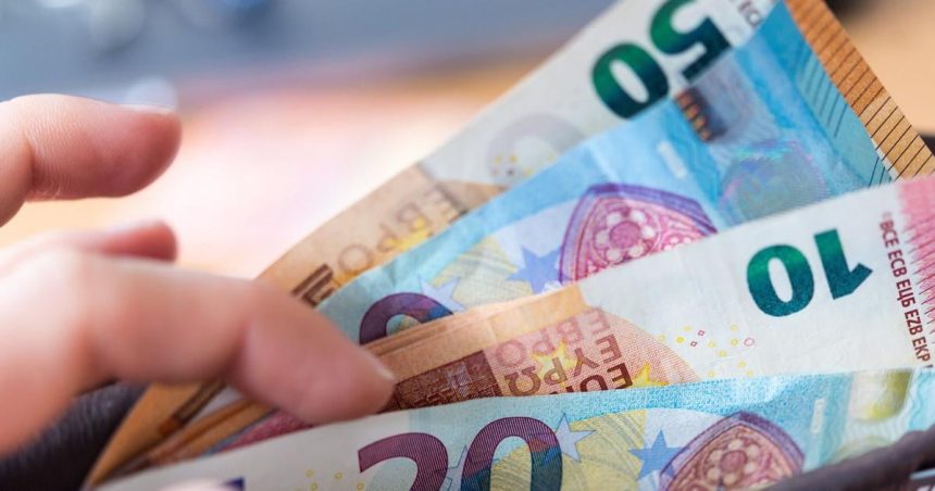 SOCIALNE Vyplacanie trinasteho dochodku zacalo pre 1 5 miliona seniorov