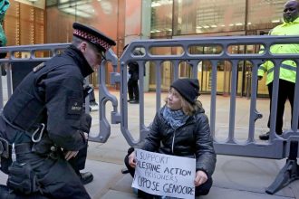 Thunbergovu po zadrzani v Londyne prepustili na kauciu