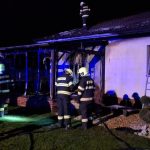 V obci pri Svidniku horel altanok plamene sa rozsirili na dom