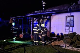 V obci pri Svidniku horel altanok plamene sa rozsirili na dom