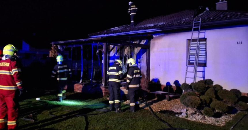 V obci pri Svidniku horel altanok plamene sa rozsirili na dom