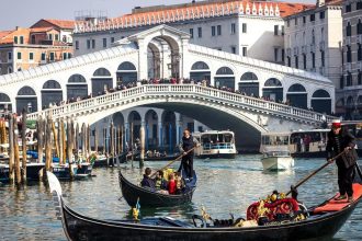 Zena narazila ukradnutym clnom do historickeho mosta v Benatkach